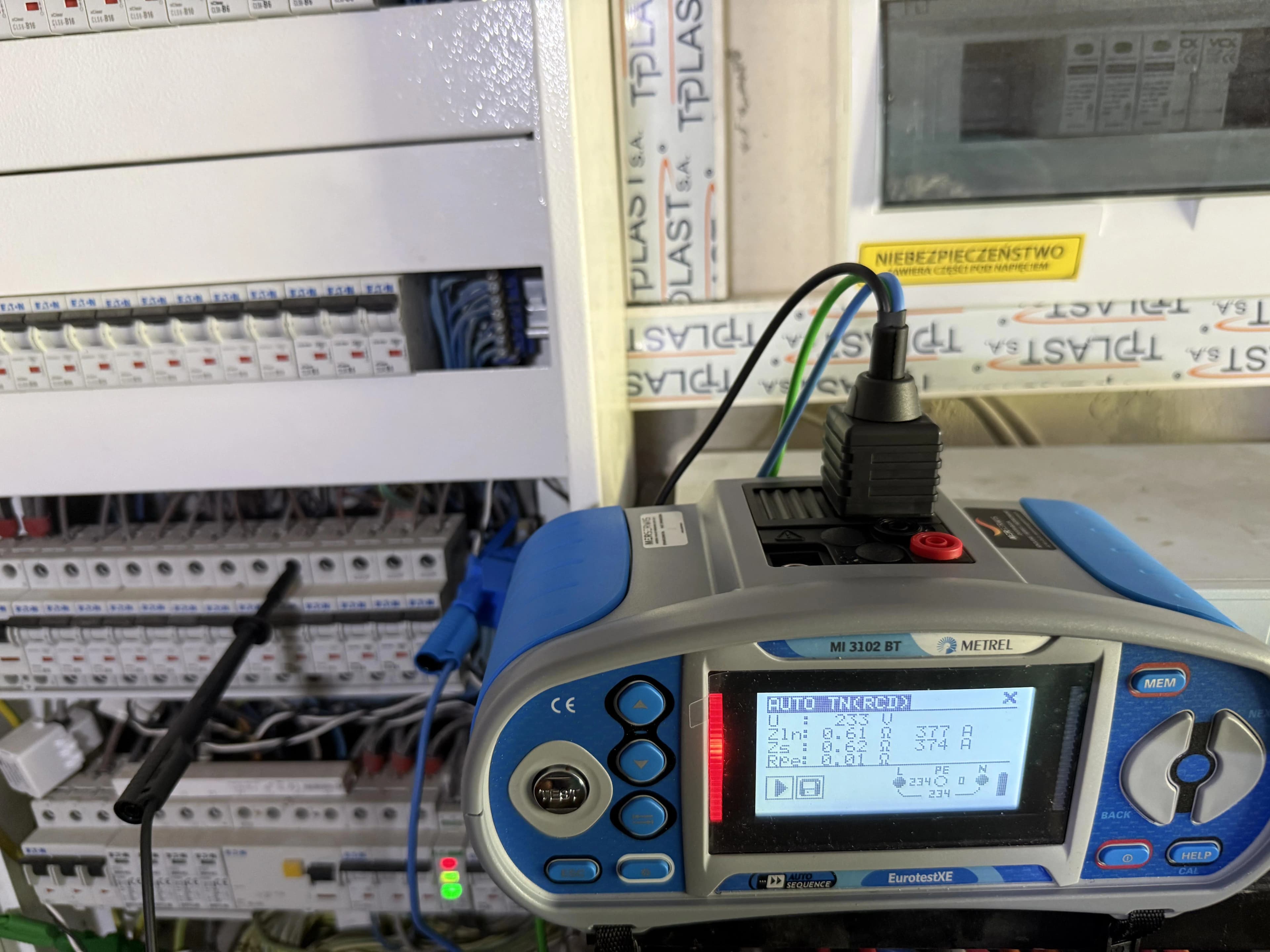Miernik elektryczny wielofunkcyjny Metrel MI 3102 BT EurotestXE podczas pomiaru impedancji pętli zwarcia w nowoczesnej rozdzielnicy w Bytomiu