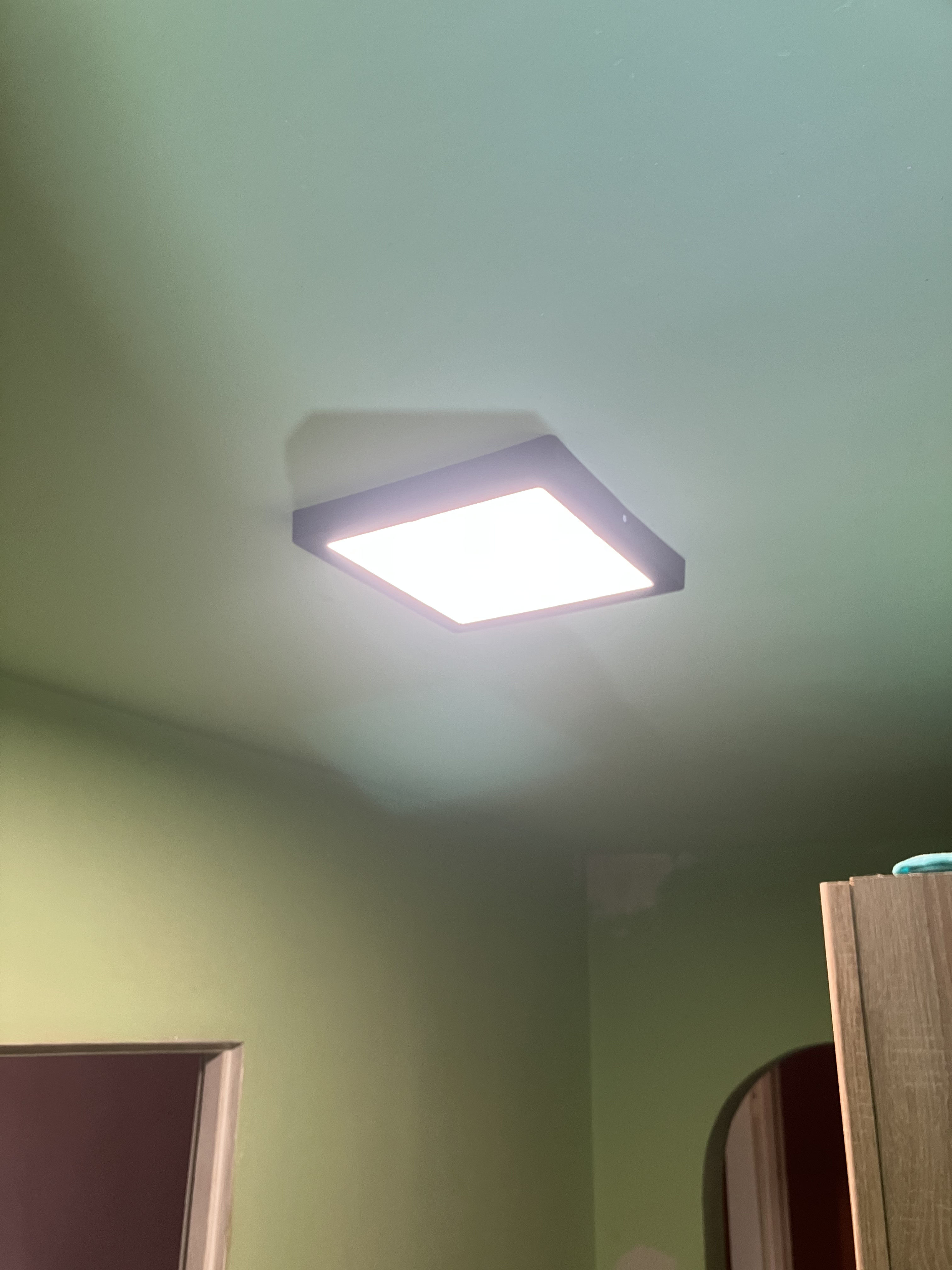 Nowoczesny plafon LED zamontowany i zmierzony na starym suficie - autoryzowany elektryk Zabrze