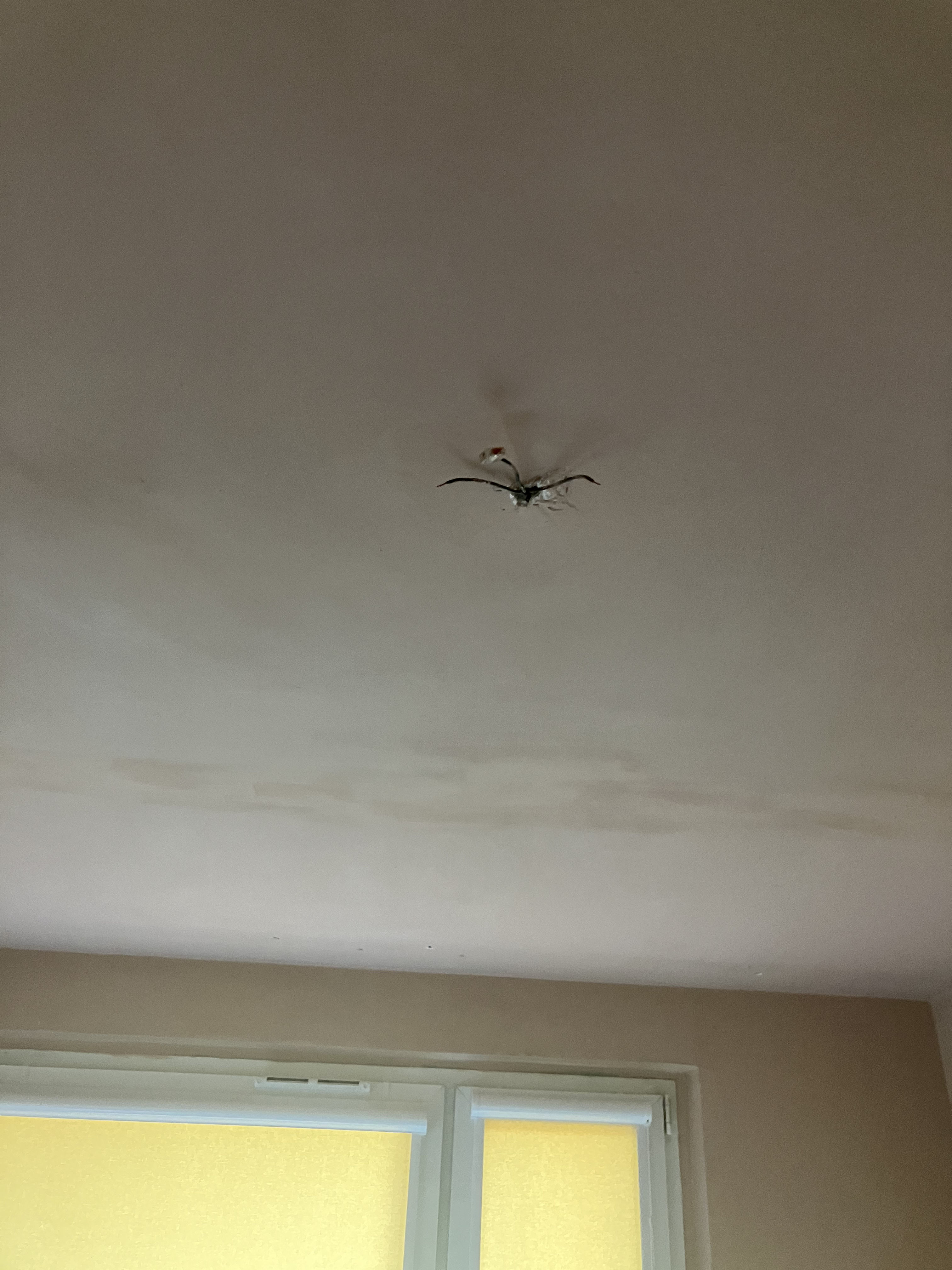 Urwane kable aluminiowe w suficie z wielkiej płyty - elektryk Zabrze diagnozuje instalację