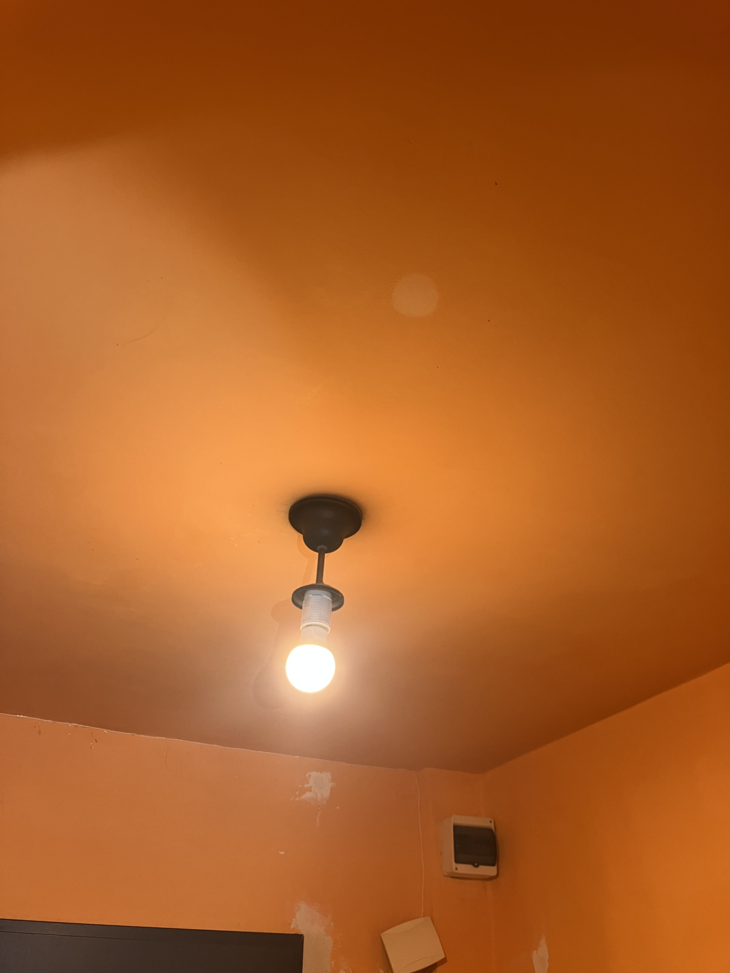 Próba podłączenia nowej lampy do starych aluminiowych przewodów instalacji TN-C na Śląsku