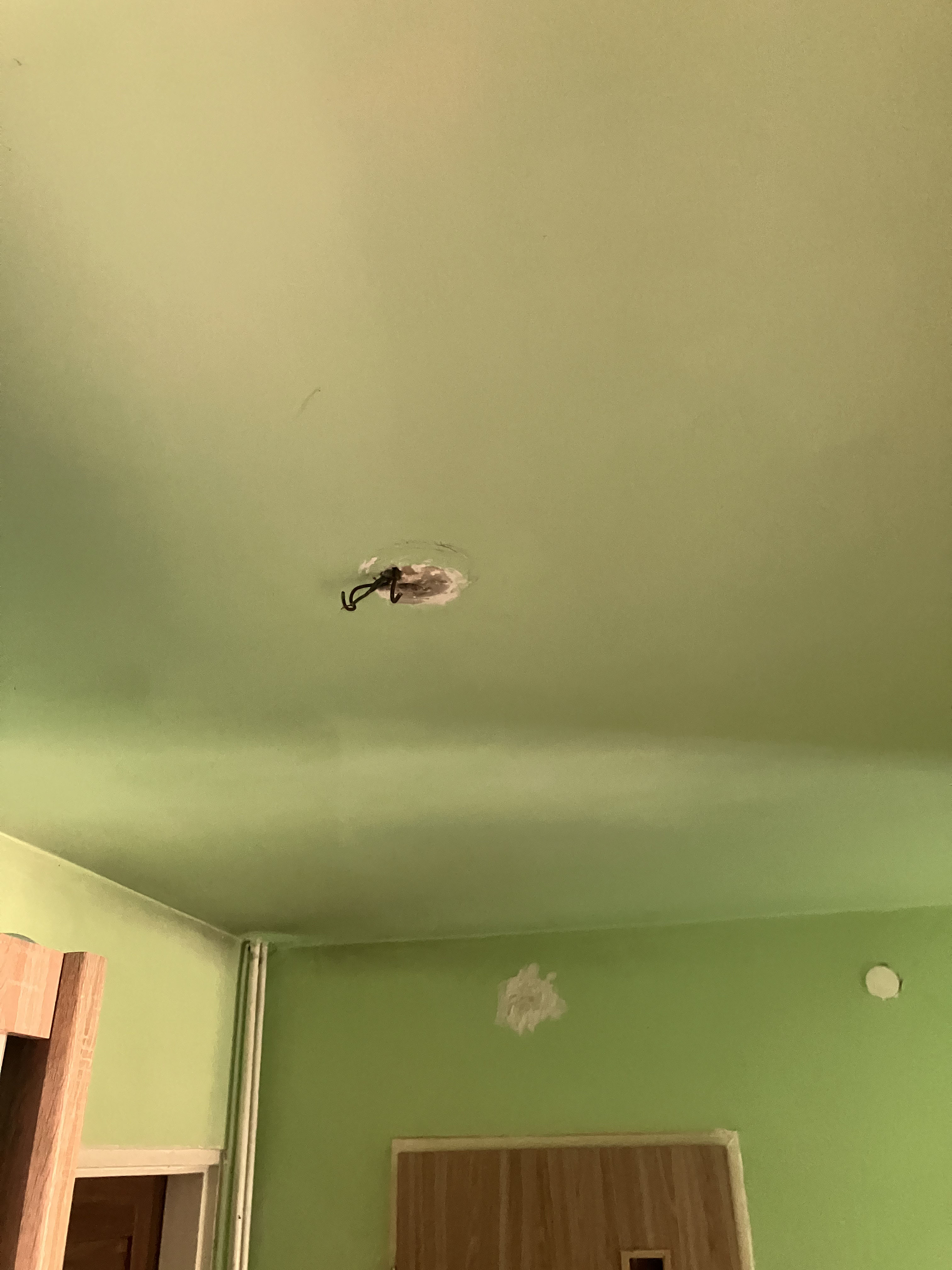 Stara instalacja dwuprzewodowa przygotowanie do montażu uziemionego plafonu LED